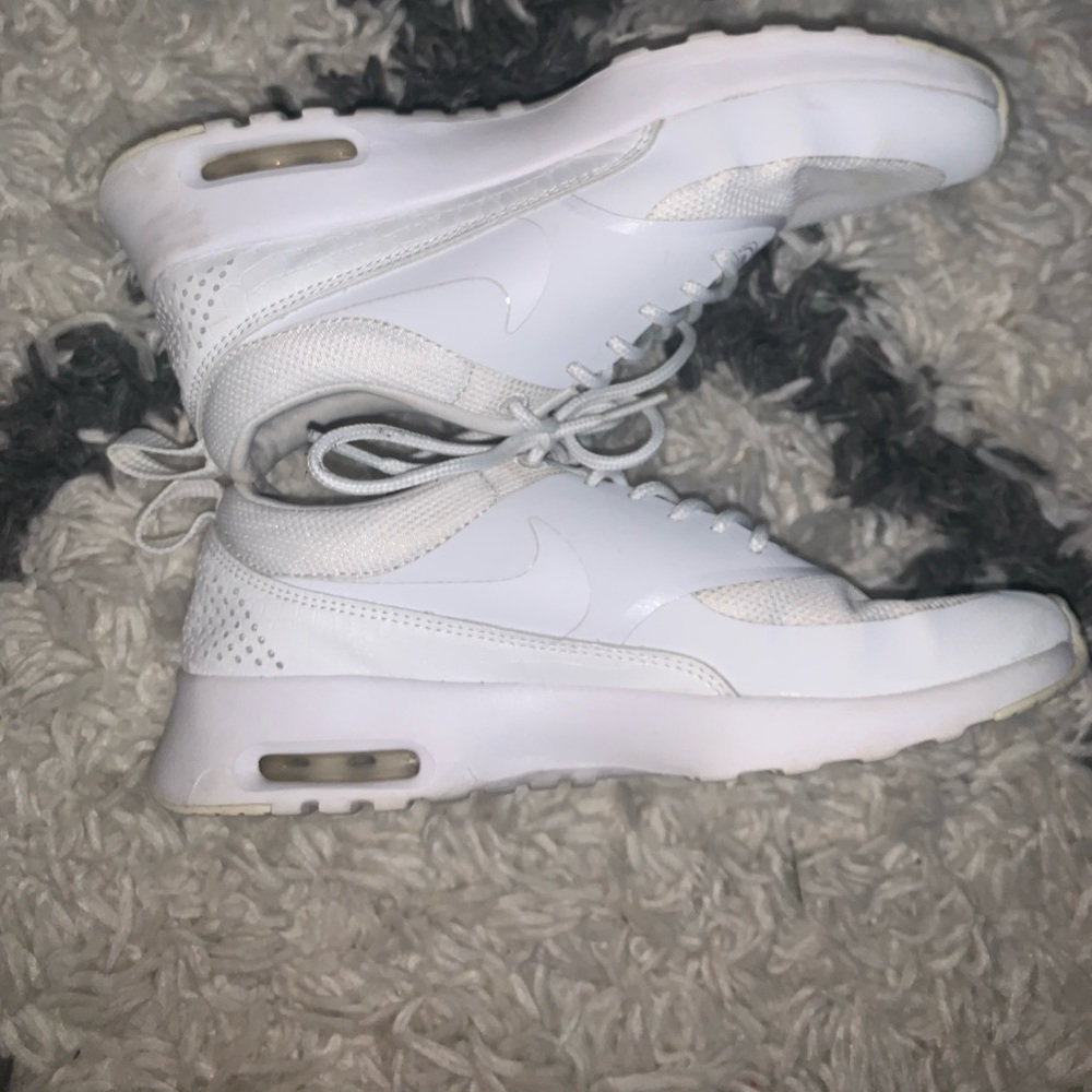 White nike air max thea